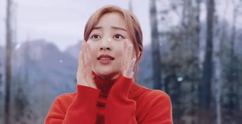 지효가 인사하는 모습